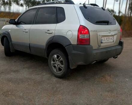 Серый Хендай Туксон, объемом двигателя 1.99 л и пробегом 330 тыс. км за 7300 $, фото 1 на Automoto.ua