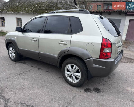 Серый Хендай Туксон, объемом двигателя 2 л и пробегом 228 тыс. км за 6700 $, фото 2 на Automoto.ua