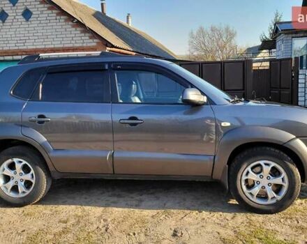 Серый Хендай Туксон, объемом двигателя 1.98 л и пробегом 190 тыс. км за 8500 $, фото 6 на Automoto.ua