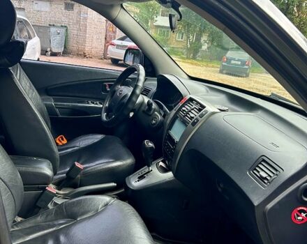 Серый Хендай Туксон, объемом двигателя 2 л и пробегом 221 тыс. км за 8500 $, фото 4 на Automoto.ua