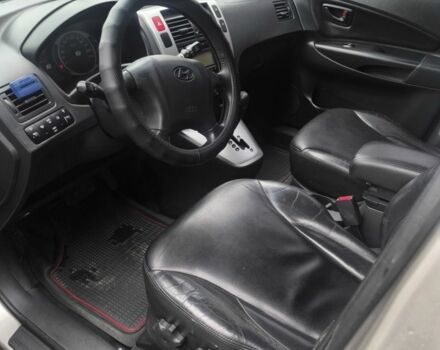 Сірий Хендай Туксон, об'ємом двигуна 2 л та пробігом 215 тис. км за 7750 $, фото 11 на Automoto.ua