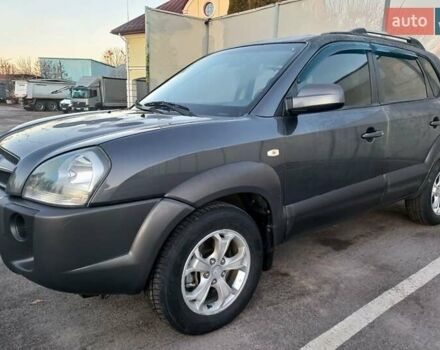 Серый Хендай Туксон, объемом двигателя 2 л и пробегом 207 тыс. км за 8000 $, фото 1 на Automoto.ua