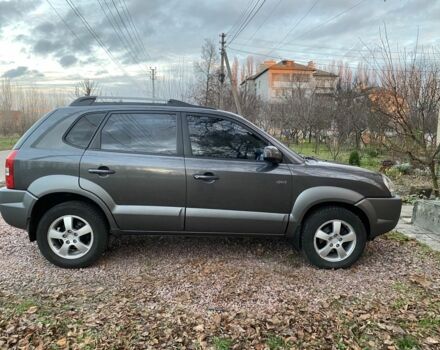 Сірий Хендай Туксон, об'ємом двигуна 2 л та пробігом 170 тис. км за 7600 $, фото 3 на Automoto.ua