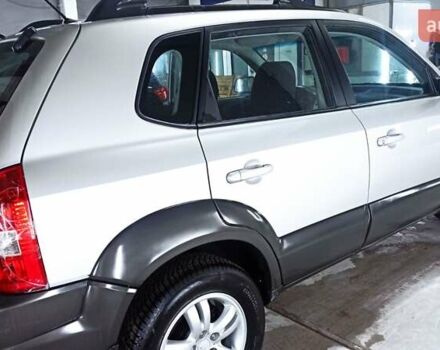 Серый Хендай Туксон, объемом двигателя 2 л и пробегом 127 тыс. км за 9300 $, фото 4 на Automoto.ua