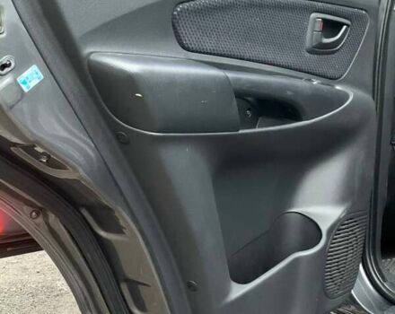 Сірий Хендай Туксон, об'ємом двигуна 1.98 л та пробігом 170 тис. км за 8800 $, фото 9 на Automoto.ua