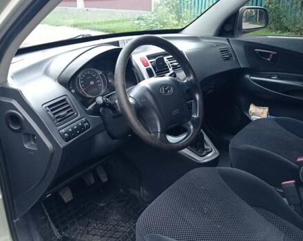 Серый Хендай Туксон, объемом двигателя 2 л и пробегом 360 тыс. км за 7700 $, фото 2 на Automoto.ua