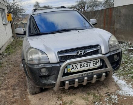 Серый Хендай Туксон, объемом двигателя 2 л и пробегом 213 тыс. км за 8000 $, фото 1 на Automoto.ua