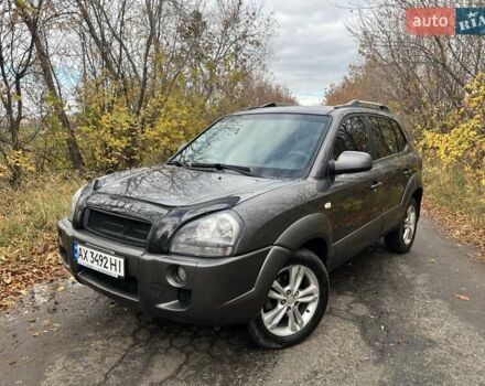 Серый Хендай Туксон, объемом двигателя 1.98 л и пробегом 220 тыс. км за 8500 $, фото 2 на Automoto.ua