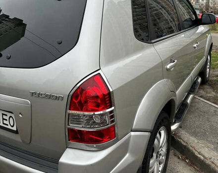 Серый Хендай Туксон, объемом двигателя 1.98 л и пробегом 227 тыс. км за 7700 $, фото 1 на Automoto.ua