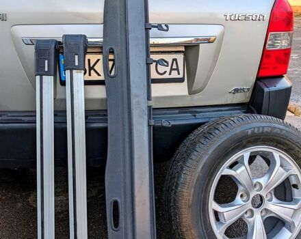 Серый Хендай Туксон, объемом двигателя 2 л и пробегом 195 тыс. км за 8800 $, фото 4 на Automoto.ua