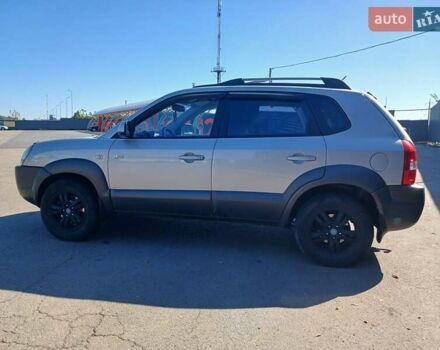 Хендай Туксон 2008 у Полтаві на Automoto.ua Сірий Хендай Туксон, об'ємом двигуна 2 л та пробігом 222 тис. км за 7200 $, фото 2 на Automoto.ua