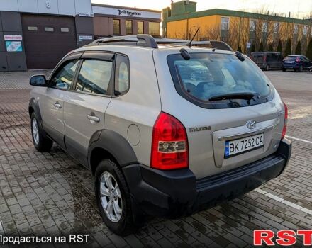 Серый Хендай Туксон, объемом двигателя 2 л и пробегом 195 тыс. км за 8800 $, фото 2 на Automoto.ua