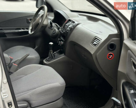 Серый Хендай Туксон, объемом двигателя 2 л и пробегом 240 тыс. км за 7500 $, фото 22 на Automoto.ua