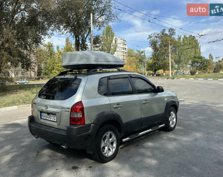 Серый Хендай Туксон, объемом двигателя 2 л и пробегом 201 тыс. км за 8300 $, фото 4 на Automoto.ua