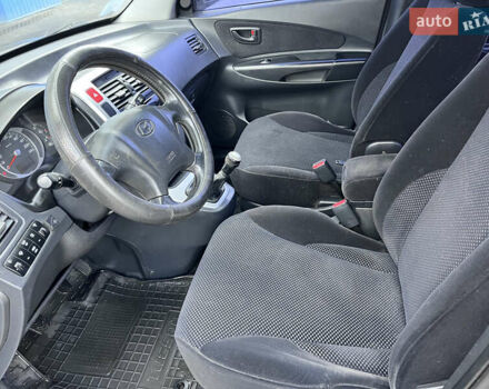 Серый Хендай Туксон, объемом двигателя 2 л и пробегом 198 тыс. км за 8900 $, фото 3 на Automoto.ua