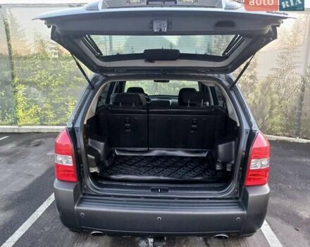 Серый Хендай Туксон, объемом двигателя 2 л и пробегом 207 тыс. км за 8000 $, фото 4 на Automoto.ua