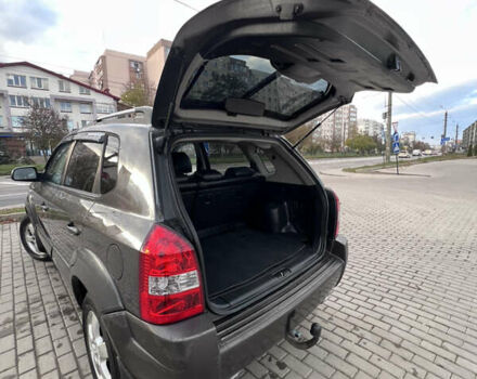 Серый Хендай Туксон, объемом двигателя 2 л и пробегом 210 тыс. км за 7700 $, фото 13 на Automoto.ua