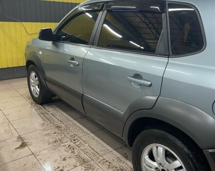 Сірий Хендай Туксон, об'ємом двигуна 2 л та пробігом 195 тис. км за 7500 $, фото 3 на Automoto.ua