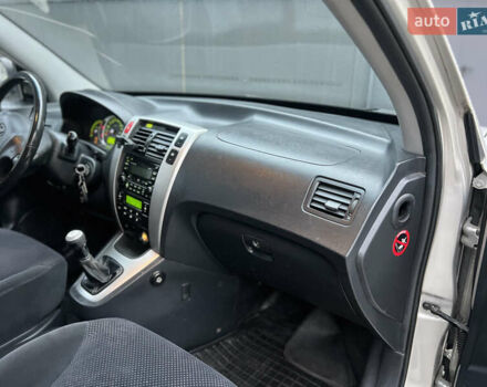 Хендай Туксон 2008 в Киеве на Automoto.ua Серый Хендай Туксон, объемом двигателя 2 л и пробегом 187 тыс. км за 7250 $, фото 36 на Automoto.ua