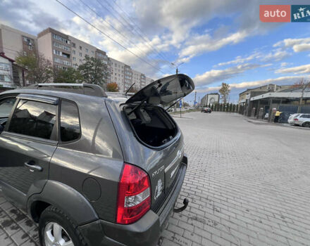 Серый Хендай Туксон, объемом двигателя 2 л и пробегом 210 тыс. км за 7700 $, фото 7 на Automoto.ua