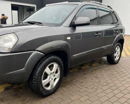 Серый Хендай Туксон, объемом двигателя 1.98 л и пробегом 254 тыс. км за 6900 $, фото 3 на Automoto.ua