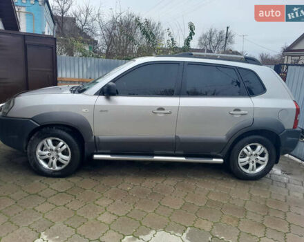 Серый Хендай Туксон, объемом двигателя 1.98 л и пробегом 240 тыс. км за 8500 $, фото 1 на Automoto.ua