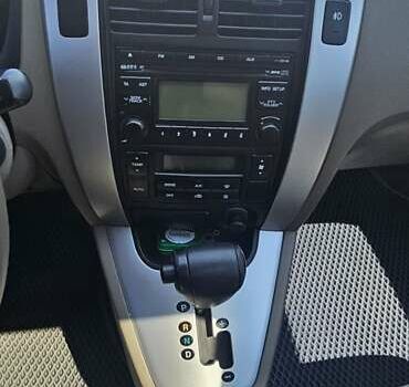 Сірий Хендай Туксон, об'ємом двигуна 1.98 л та пробігом 177 тис. км за 8500 $, фото 20 на Automoto.ua