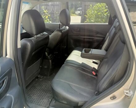 Серый Хендай Туксон, объемом двигателя 2 л и пробегом 257 тыс. км за 9000 $, фото 6 на Automoto.ua