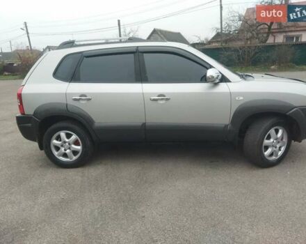Серый Хендай Туксон, объемом двигателя 2 л и пробегом 210 тыс. км за 8200 $, фото 2 на Automoto.ua