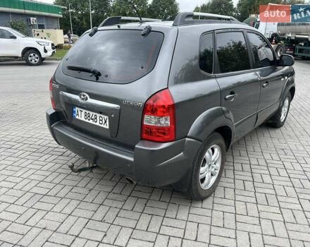 Серый Хендай Туксон, объемом двигателя 1.98 л и пробегом 206 тыс. км за 7550 $, фото 4 на Automoto.ua