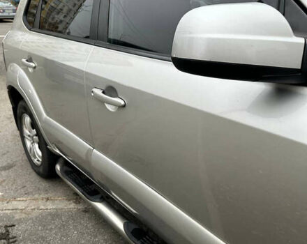 Серый Хендай Туксон, объемом двигателя 1.98 л и пробегом 227 тыс. км за 7700 $, фото 6 на Automoto.ua