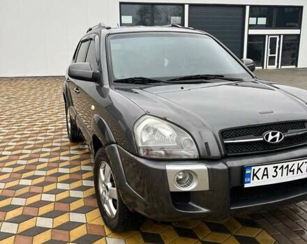 Серый Хендай Туксон, объемом двигателя 1.98 л и пробегом 254 тыс. км за 6900 $, фото 2 на Automoto.ua