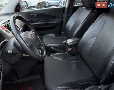 Серый Хендай Туксон, объемом двигателя 1.98 л и пробегом 140 тыс. км за 9300 $, фото 11 на Automoto.ua