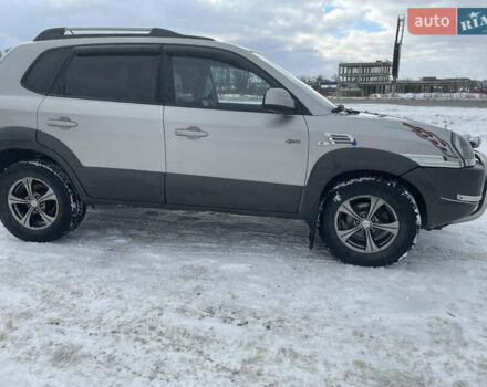 Серый Хендай Туксон, объемом двигателя 1.99 л и пробегом 235 тыс. км за 7700 $, фото 6 на Automoto.ua