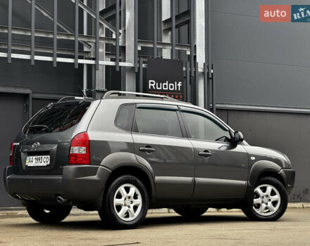 Сірий Хендай Туксон, об'ємом двигуна 2 л та пробігом 213 тис. км за 8500 $, фото 2 на Automoto.ua
