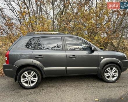 Серый Хендай Туксон, объемом двигателя 1.98 л и пробегом 220 тыс. км за 8500 $, фото 7 на Automoto.ua