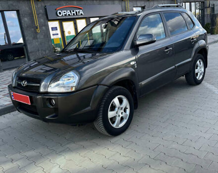 Сірий Хендай Туксон, об'ємом двигуна 2 л та пробігом 172 тис. км за 8550 $, фото 4 на Automoto.ua