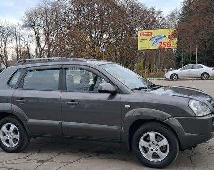 Серый Хендай Туксон, объемом двигателя 2 л и пробегом 95 тыс. км за 8800 $, фото 2 на Automoto.ua