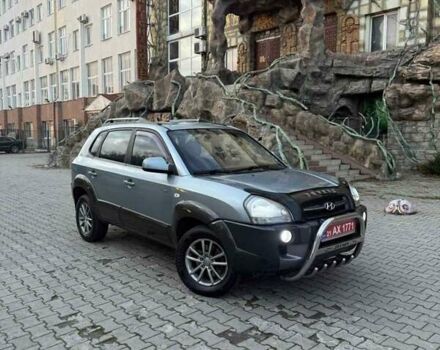 Серый Хендай Туксон, объемом двигателя 2 л и пробегом 217 тыс. км за 8200 $, фото 2 на Automoto.ua