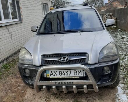 Серый Хендай Туксон, объемом двигателя 2 л и пробегом 213 тыс. км за 8000 $, фото 2 на Automoto.ua