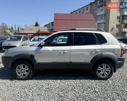Серый Хендай Туксон, объемом двигателя 2 л и пробегом 197 тыс. км за 8400 $, фото 3 на Automoto.ua