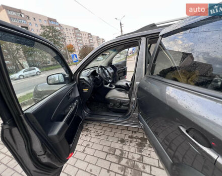 Серый Хендай Туксон, объемом двигателя 2 л и пробегом 210 тыс. км за 7700 $, фото 12 на Automoto.ua