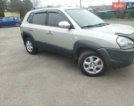 Серый Хендай Туксон, объемом двигателя 2 л и пробегом 210 тыс. км за 8200 $, фото 1 на Automoto.ua