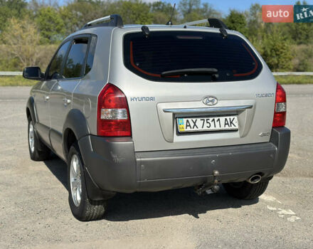 Сірий Хендай Туксон, об'ємом двигуна 2 л та пробігом 173 тис. км за 8800 $, фото 26 на Automoto.ua