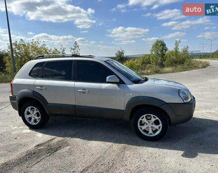Сірий Хендай Туксон, об'ємом двигуна 2 л та пробігом 173 тис. км за 8800 $, фото 3 на Automoto.ua