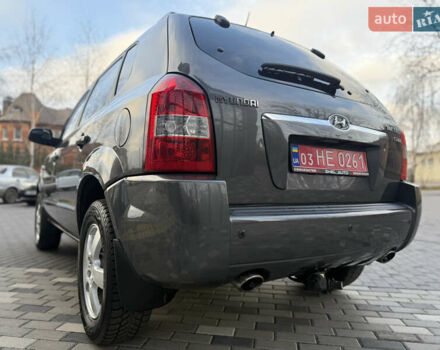 Серый Хендай Туксон, объемом двигателя 2 л и пробегом 202 тыс. км за 10000 $, фото 5 на Automoto.ua