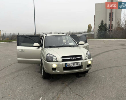 Серый Хендай Туксон, объемом двигателя 1.98 л и пробегом 307 тыс. км за 8700 $, фото 1 на Automoto.ua