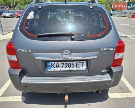 Серый Хендай Туксон, объемом двигателя 1.98 л и пробегом 228 тыс. км за 8700 $, фото 7 на Automoto.ua
