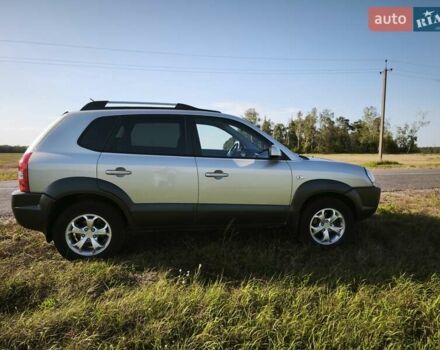 Серый Хендай Туксон, объемом двигателя 1.98 л и пробегом 119 тыс. км за 9988 $, фото 3 на Automoto.ua