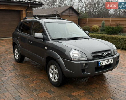 Серый Хендай Туксон, объемом двигателя 2 л и пробегом 86 тыс. км за 9800 $, фото 2 на Automoto.ua